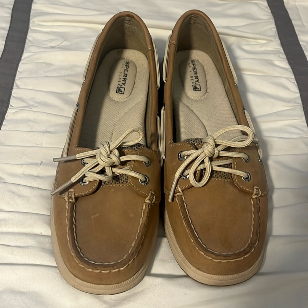 Like new!! Women’s Sperry loafers!! Worn maybe twice. Size 8M. Smoke free home!!